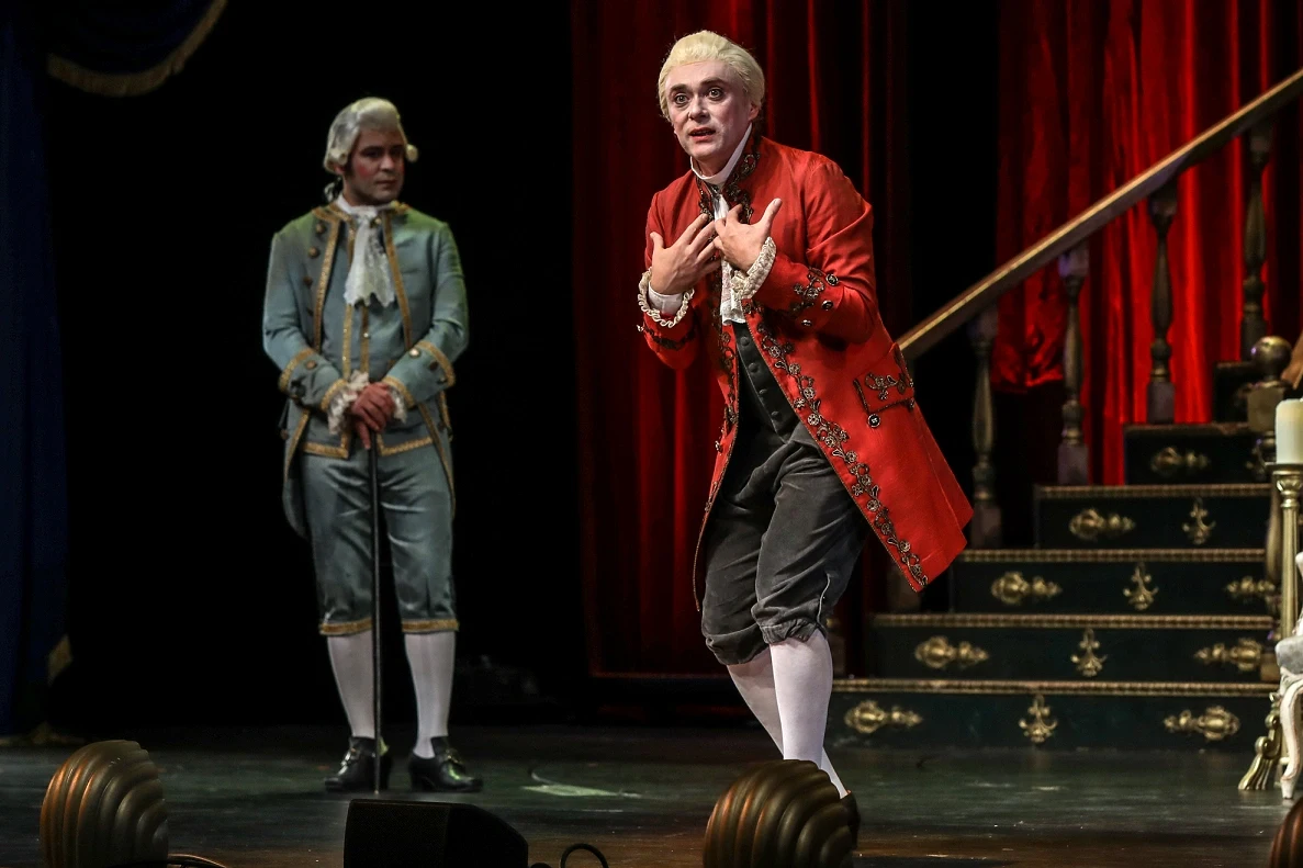 Veda turnesindeki Amadeus oyunundan bir sahne