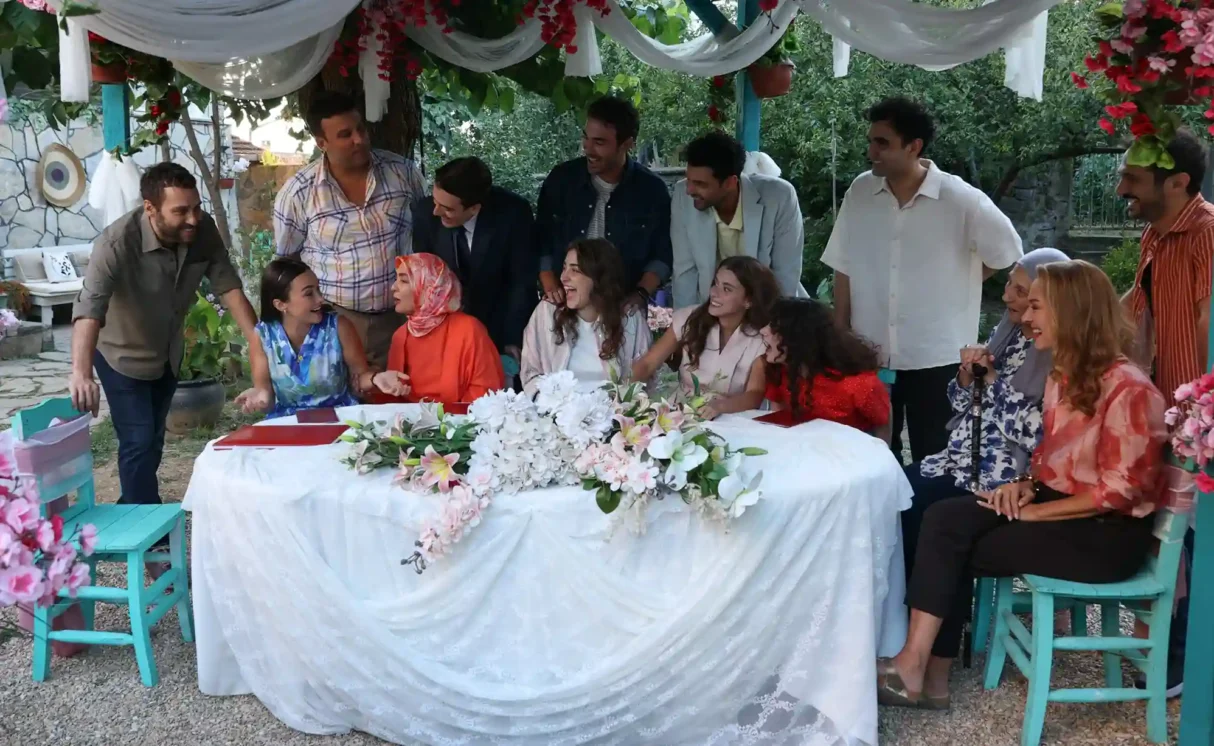 An image from TRT 1's new series Evlilik Güzeldir